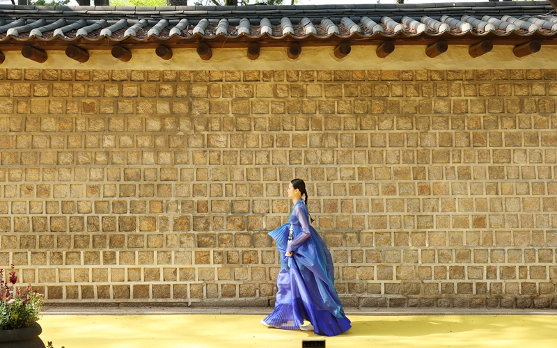 “首尔时尚之路”自去年首次亮相以来，每年春秋将城市街头转变为全球时尚平台，致力于提升韩国潜力品牌的竞争力及业务成果。今年春季活动于5月2日下午4点和7点举行两场。韩宣网记者李廷佑 摄