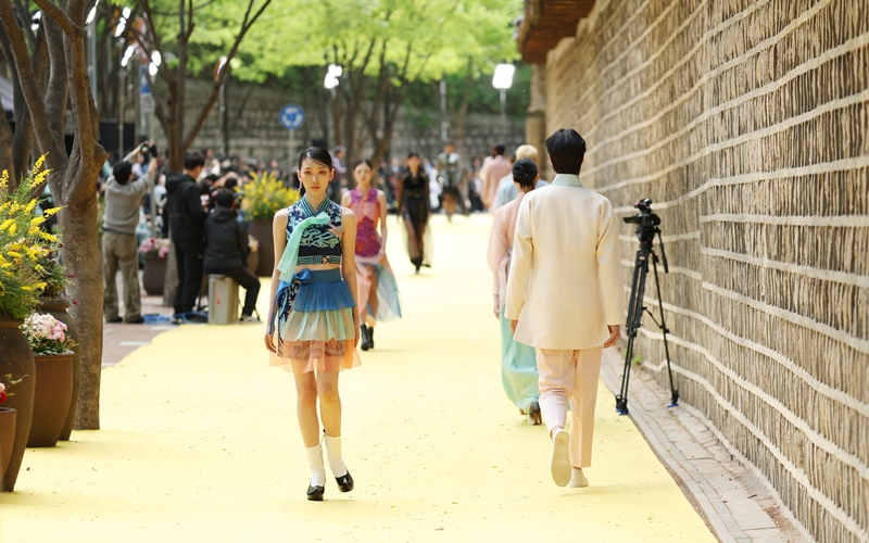 “GUIROE”打造具有感性轮廓的韩服，追求能引发全球共鸣的K-Style时尚。该品牌曾荣获2022年文化体育观光部颁发的“年度韩服人奖”，并为《梨泰院Class》《宝岛》等电视剧提供服装支持。韩宣网记者李廷佑 摄