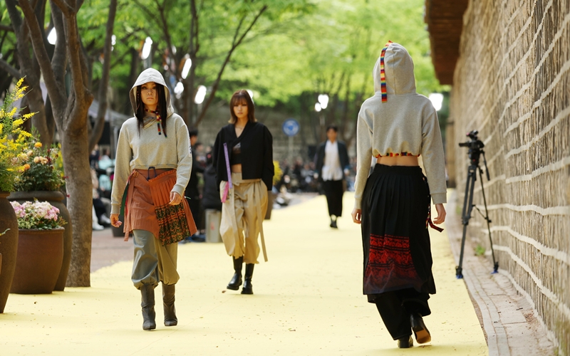 作为“dolsilnai”的年轻子品牌，“CCOMAQUE”在坚守韩服基本元素的同时，融入俏皮设计，打动年轻世代。本系列在保留传统元素的基础上，呈现出更现代、更青春的韩服风格。曾于2019年荣获文化体育观光部“韩服文化贡献奖”。韩宣网记者李廷佑 摄