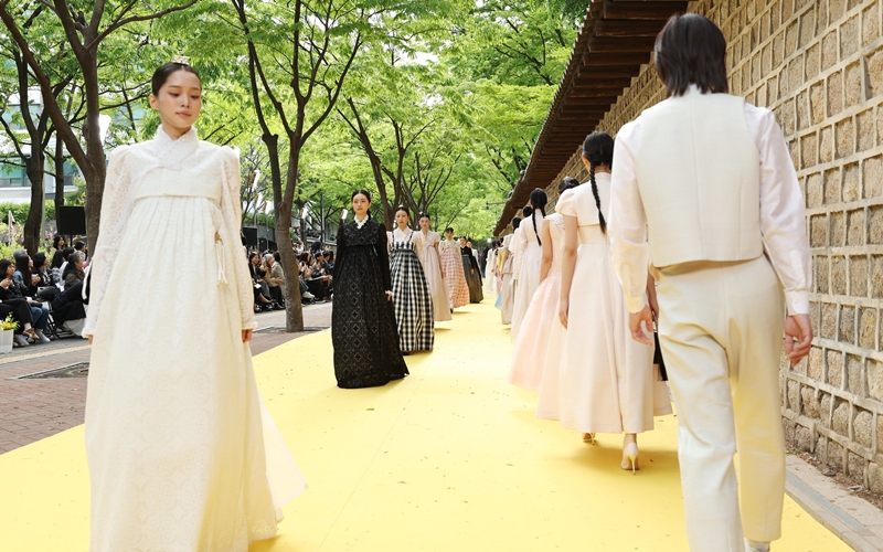 “韩服工作室惠温”将传统韩服与现代时尚设计相融合，打造出日常中也能优雅穿着的时尚韩服。去年曾获得文化体育观光部“年度韩服人奖”，并为金泰梨和金妍儿设计韩服。韩宣网记者李廷佑 摄