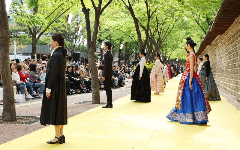 时装秀结束后，“韩服工作室惠温”的设计师权惠珍与模特们向观众致意，展现出韩服、人群、舞台与观众融为一体的美好瞬间。韩宣网记者李廷佑 摄