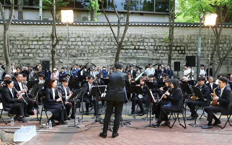 华尔兹与韩剧背景音乐交织的管弦乐演出，为时装秀的开场与闭幕增添了丰富感性，营造出立体而震撼的舞台体验。韩宣网记者李廷佑 摄