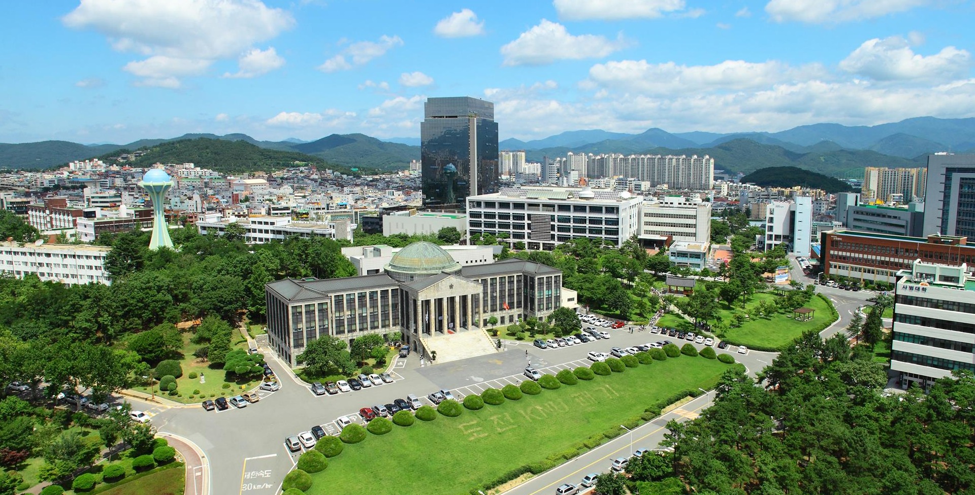5月12日，大邱市方面表示，将推进从吸引外国留学生到就业的一系列援助体系。图为庆北大学大邱校区全景。图片来源：庆北大学