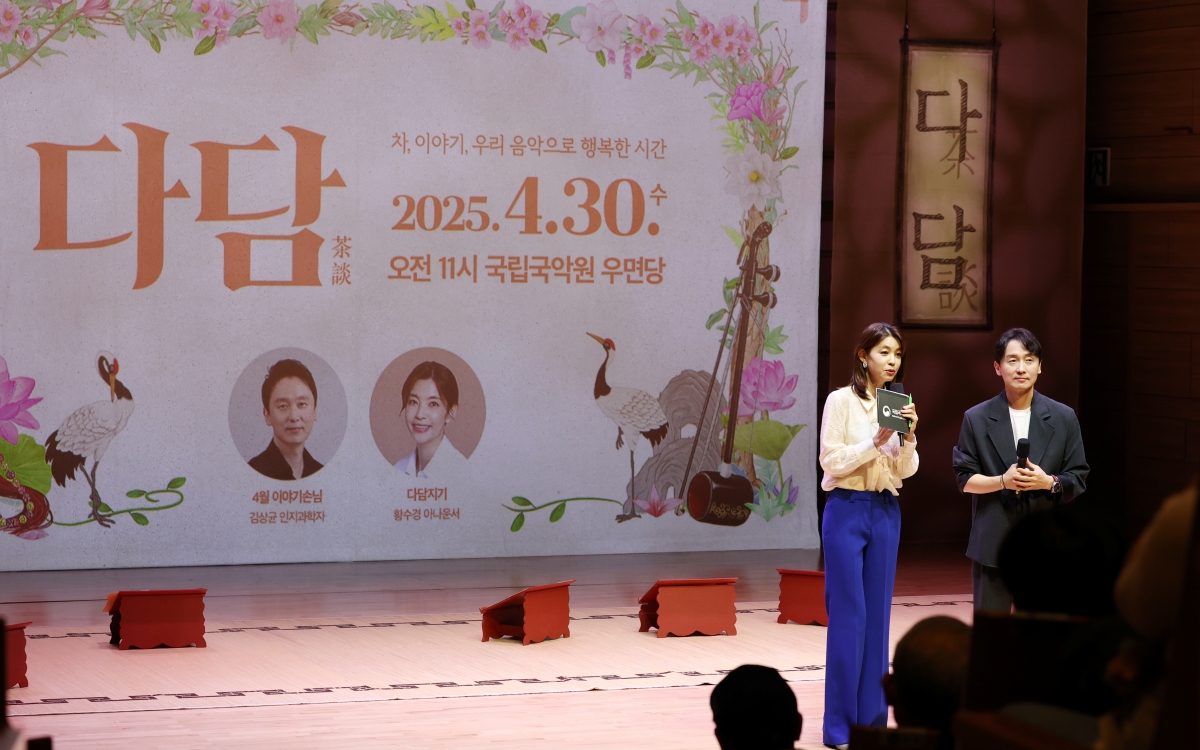 受邀担任讲者的庆熙大学教授金相均与主持人黄修景在舞台上致辞。韩宣网记者李廷佑 摄