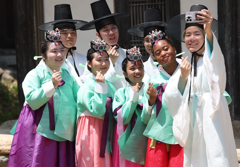 5月14日，在庆尚北道庆山市的岭南大学民俗村龟溪书院，举行了韩式传统成人礼中的冠礼和筓礼仪式。