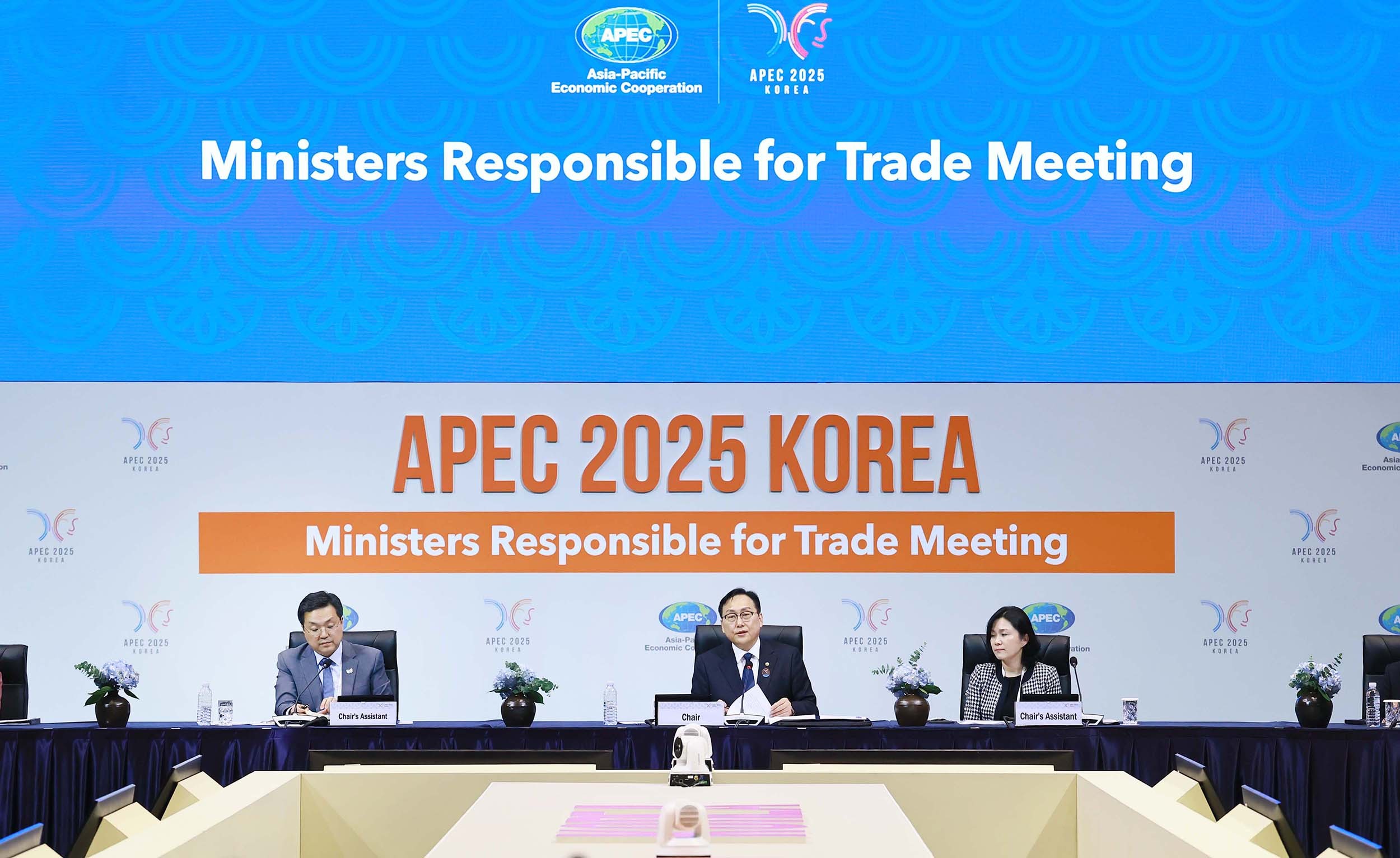 5月15日，在济州西归浦市济州国际会展中心开幕的亚太经合组织（APEC）贸易部长会议上，韩国产业通商资源部通商交涉本部长郑仁教（中）正在只致开幕词。图片来源：产业通商资源部 