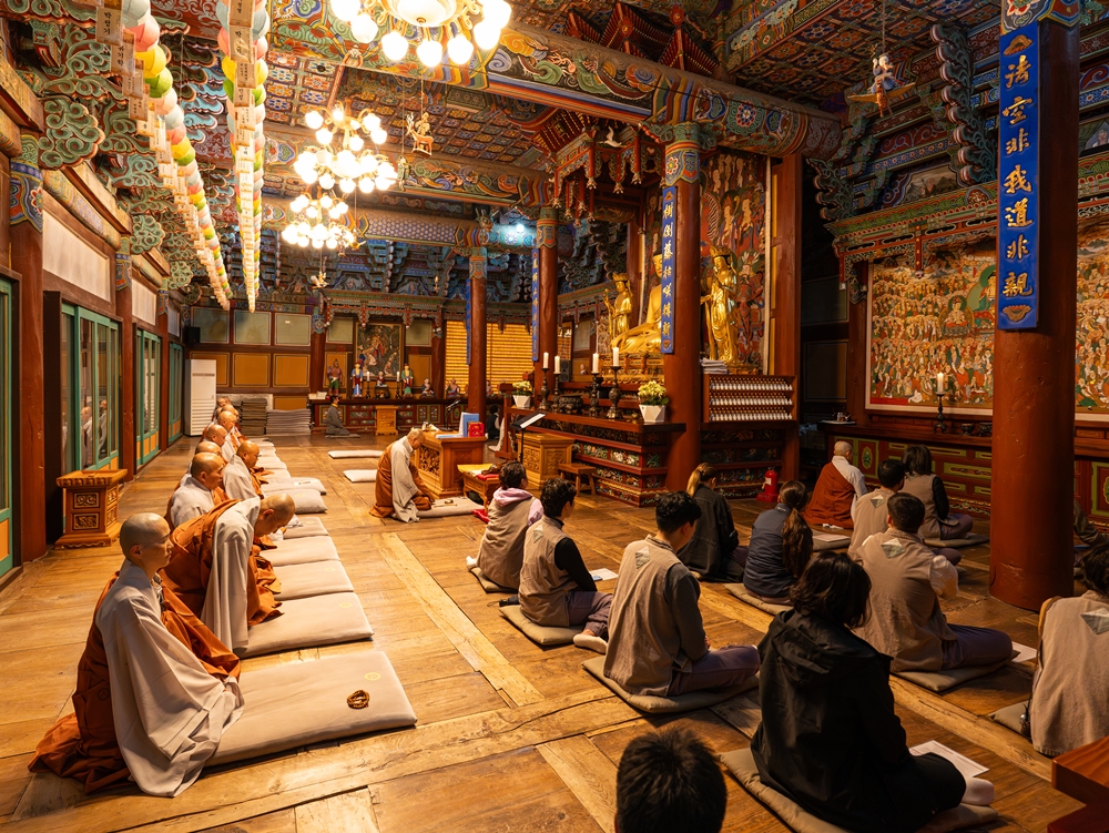 5月3日，白羊寺僧侣与记者团在大雄殿举行清晨礼佛仪式。大雄殿为寺院核心建筑，以传统丹青彩绘装饰。图片来源：文化体育观光部