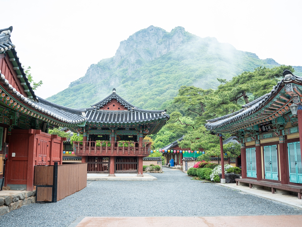 白羊寺位于以红枫闻名的内藏山南麓，创建于佛教在韩半岛传播时期的百济时代（7世纪）。图片来源：文化体育观光部