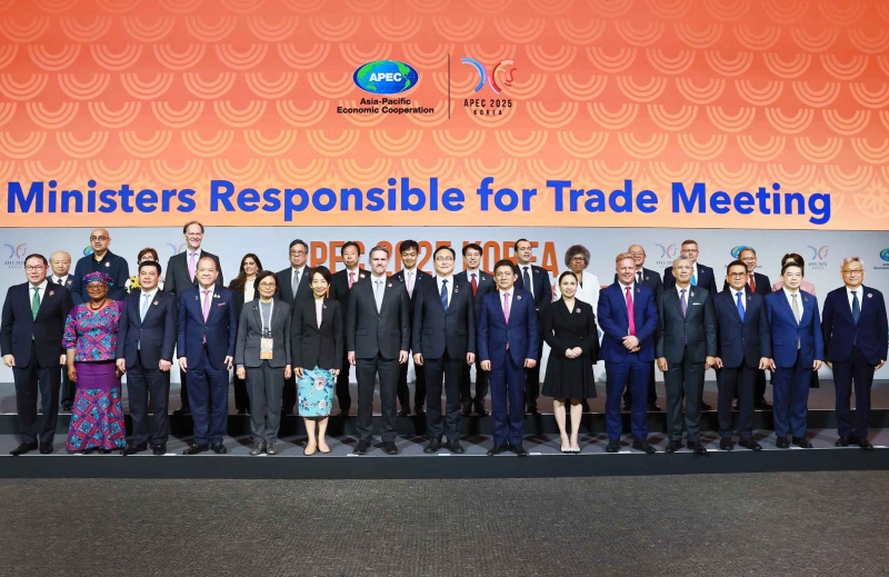 5月15日，在济州西归浦市济州国际会展中心开幕的亚太经合组织（APEC）贸易部长会议上，出席此次会议的与会者们合影留念。图片来源：产业通商资源部
