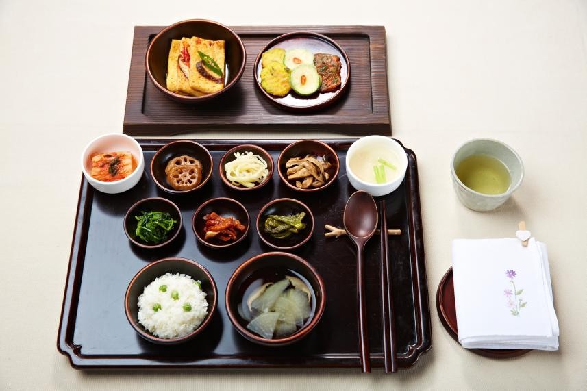 韩国寺庙斋饭被列入国家非物质文化遗产。图为首尔津宽寺的寺庙斋饭。图片来源：韩国佛教文化事业团