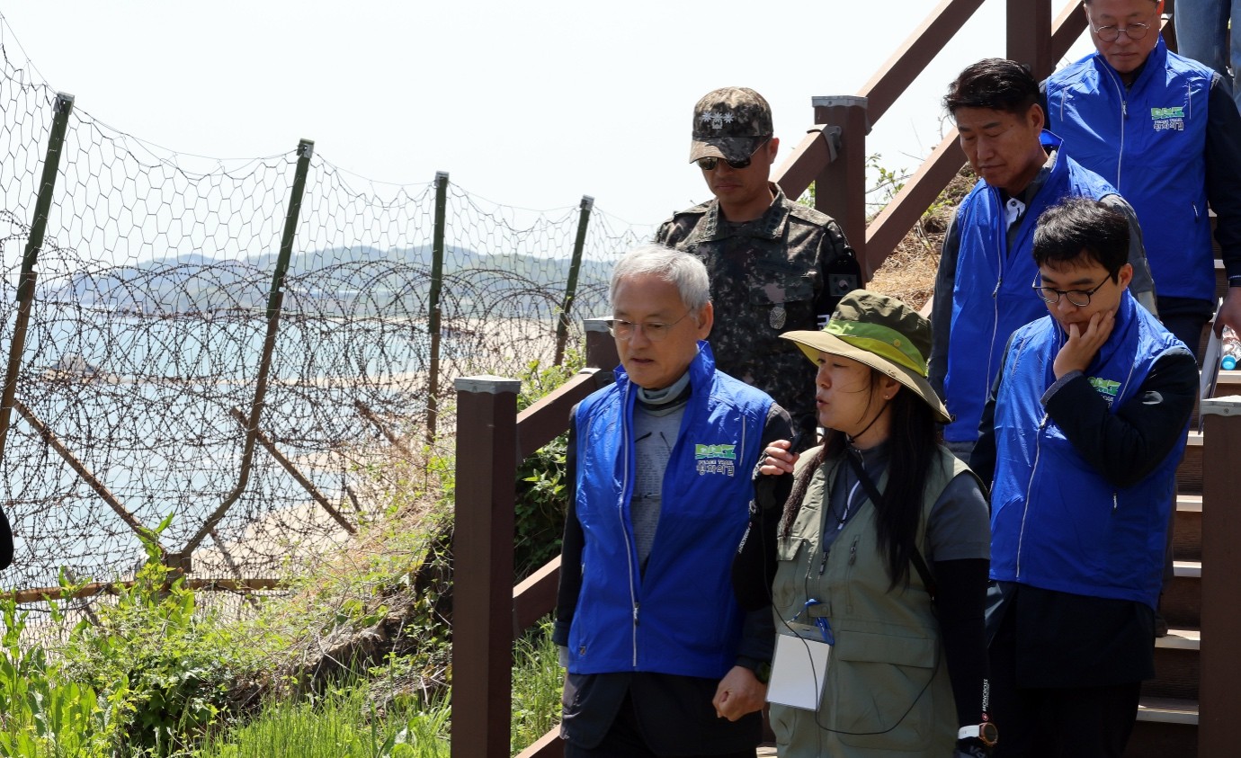5月8日，文化体育观光部长官柳仁村听取解说员说明后，开始徒步“高城DMZ和平之路”。此地为韩半岛最北端，也是“韩国环边路线”的全程终点。图片来源：文化体育观光部
