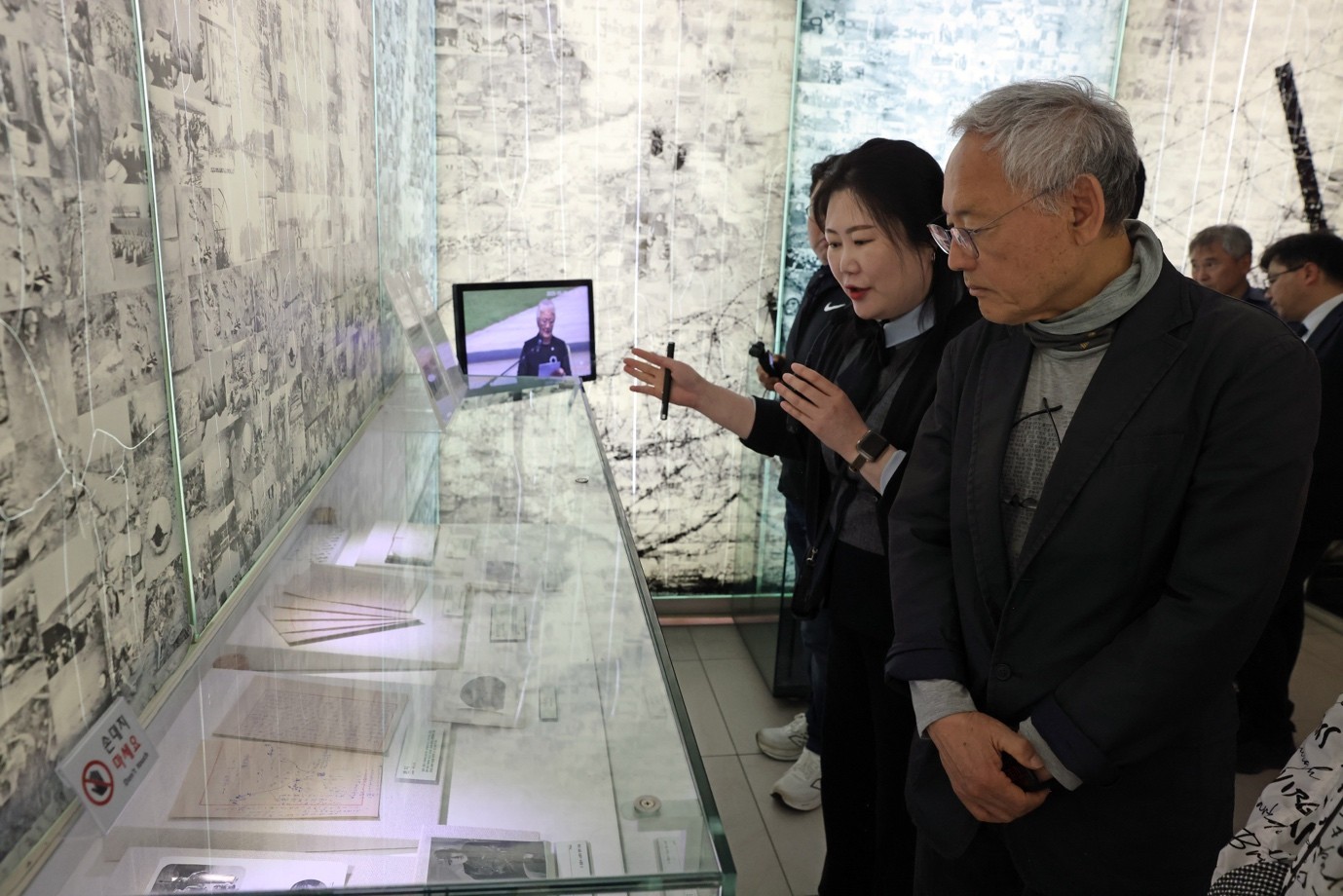 5月8日，文化体育观光部长官柳仁村参观江原道高城DMZ博物馆，并听取展览解说。DMZ博物馆展示了韩国战争、分裂及非军事区的形成与变迁资料，传播边境地区的历史与和平价值。图片来源：文化体育观光部