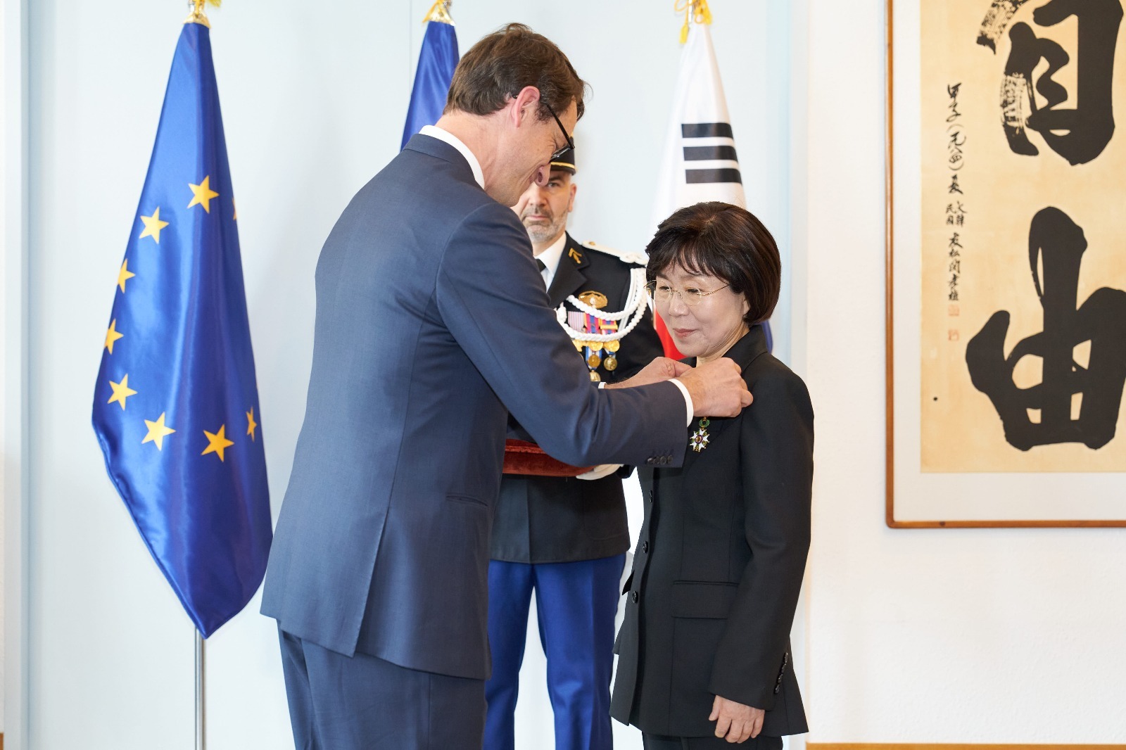 5月15日，韩国形象交流研究院（CICI）理事长、韩国外国语大学名誉教授崔桢禾在首尔西大门区的法国驻韩大使官邸，获法国驻韩大使菲利普·贝尔东颁授法国国家荣誉勋章“军官勋位”。图片来源：法国驻韩大使馆