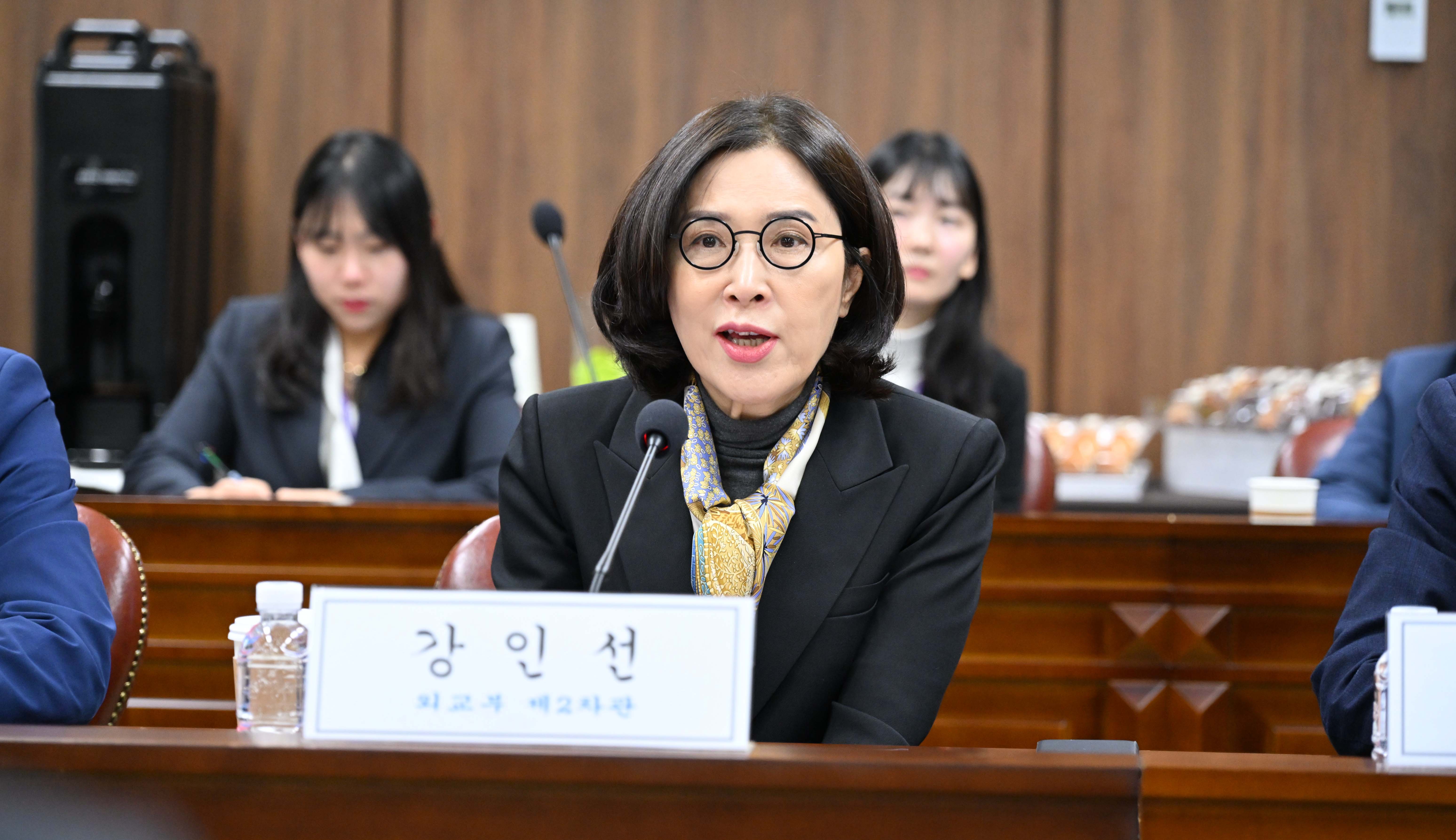2月28日，韩国外交部第二次官姜仁善在首尔钟路区外交部大楼主持2025年首场经济安全外交顾问委员会会议。图片来源：外交部