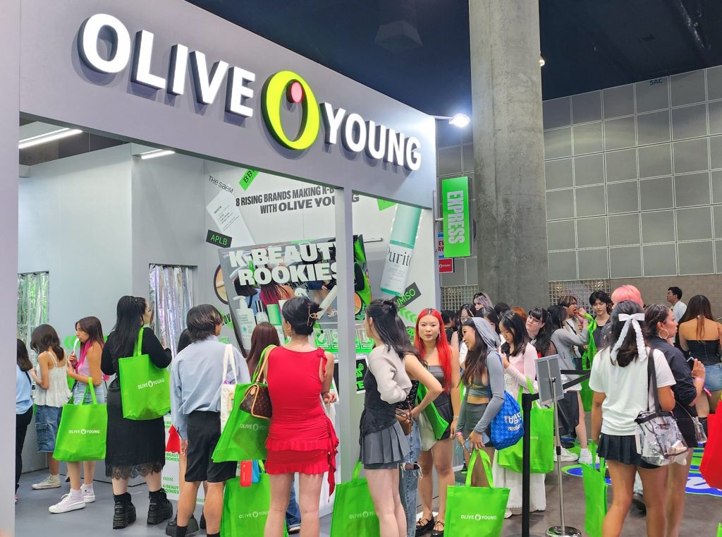 韩国食品医药品安全处27日表示，2024年化妆品生产和出口额双双创下历史新高。图为2024年7月26日至28日，美国洛杉矶“KCON LA 2024”活动现场，参观CJ Olive Young展位的当地观众。图片来源：CJ Olive Young