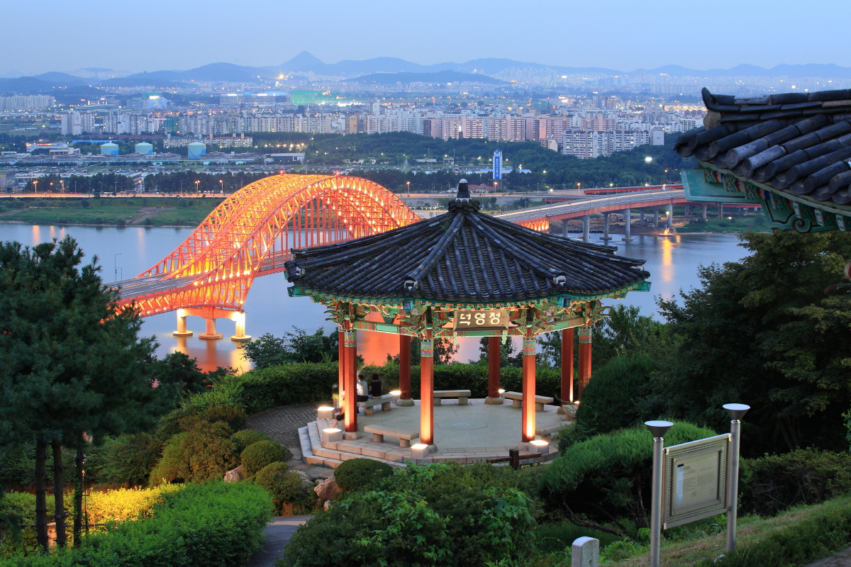 5月30日至6月22日，将在全国各地举行“2025韩国国家遗产周”活动。图为京畿道高阳市幸州山城夜景。图片来源：高阳市