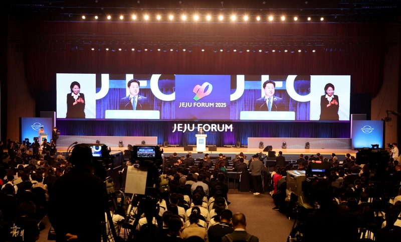 济州特别自治道知事吴怜勋在2025年济州论坛开幕式上致欢迎辞。图片来源：韩联社