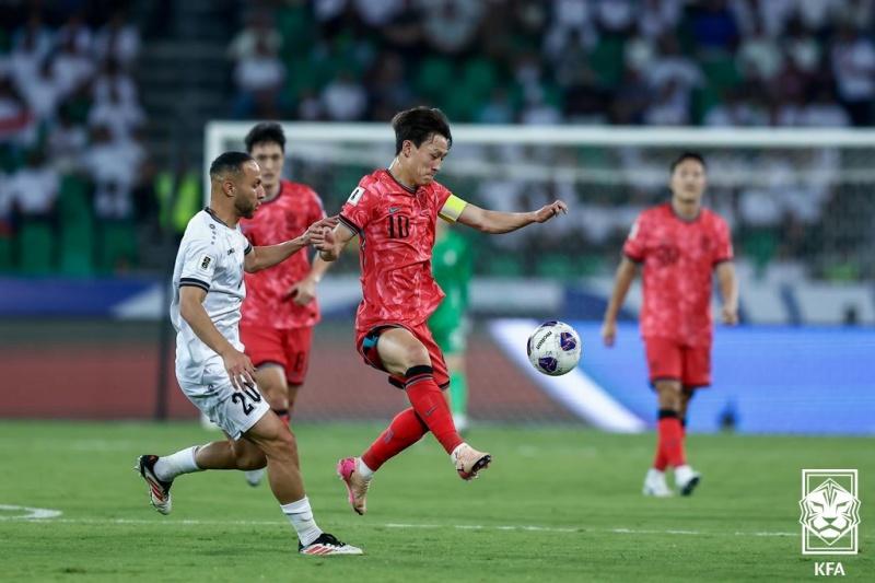 6月6日，韩国国家男子足球队战胜伊拉克，成功实现连续第11次晋级世界杯决赛圈。图为6日比赛中的一幕。图片来源：大韩足球协会（KFA）
