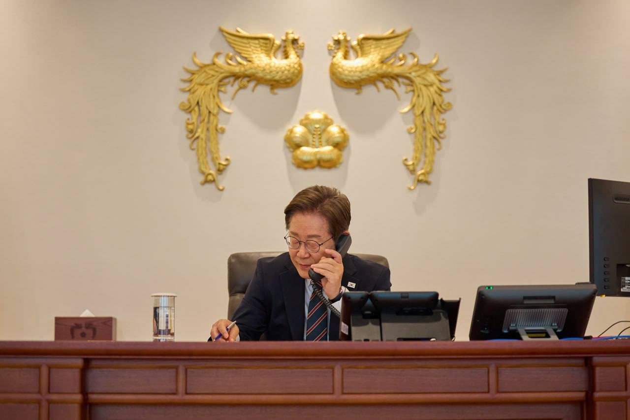 6月9日，韩国总统李在明在首尔龙山总统办公室与日本首相石破茂进行了首次通话。图片来源：李在明个人社交网络X