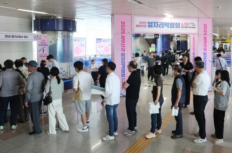 有统计显示，韩国5月就业人数增加24.5万人，达2916万人。图为6月10日，在釜山都市铁路3号线江西区厅站2楼候车室举行的“2025年西釜山圈就业博览会”。图片来源：韩联社