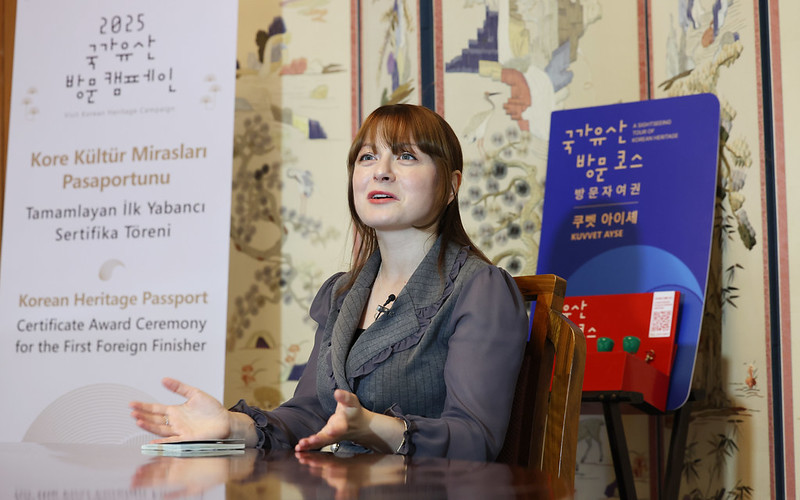 ▲ '국가유산 방문자 여권 투어' 첫 외국인 완주자 쿠벳 아이셰(Kuvvet Ayse) 씨가 12일 서울 중구 한국의집에서 인터뷰 질문에 답하고 있다.