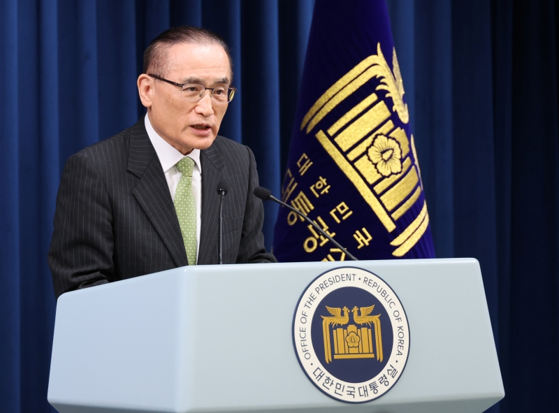 6月15日，韩国国家安保室长魏圣洛在首尔龙山区总统办公室就韩国总统李在明出席七国集团（G7）峰会相关议题举行记者会。图片来源：韩联社