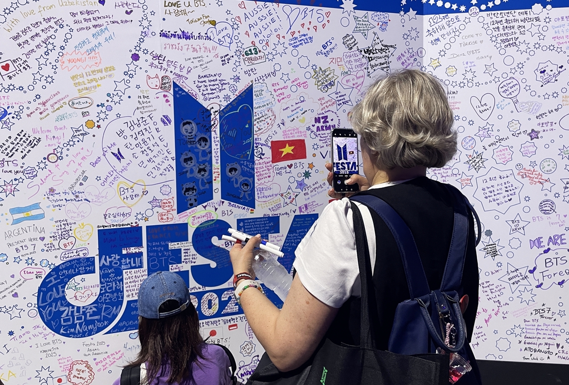 6月13日，在京畿道高阳市韩国国际展览中心（KINTEX）第二展厅9·10厅举行的“2025年防弹庆典”（BTS FESTA）上，来自世界各地的粉丝正在通过各自的方式享受庆典。韩宣网记者徐爱英 摄