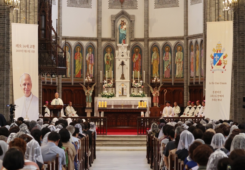 6月16日，首尔中区明洞圣堂正在举行祝贺利奥十四世当选新任教皇的弥撒。当天聚集在教堂的信徒和主教们唱着圣歌，祝贺新任教皇的当选。