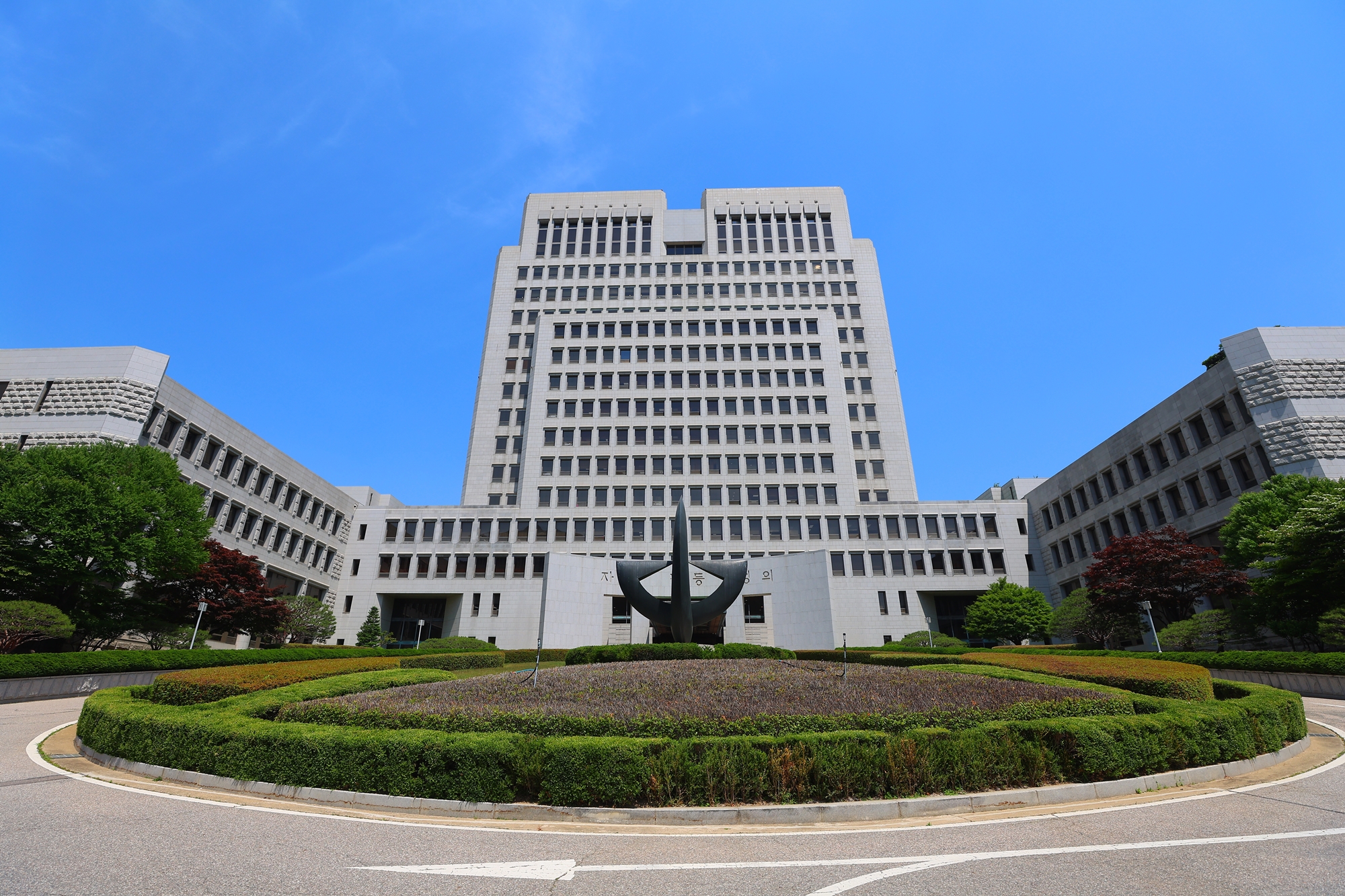 韩国大法院6月24日表示，自6月20日起，韩籍与外籍夫妇所生子女的姓名（不含姓氏）即便超过5个字，也可登记出生。图为位于首尔瑞草区的大法院。图片来源：韩联社