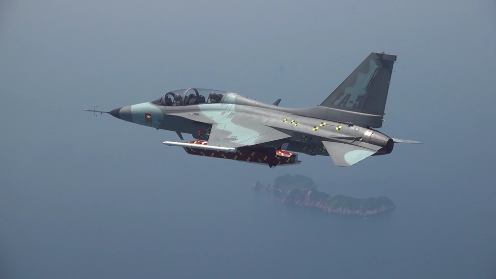 6月23日，搭载远程空对地导弹进行试飞的FA-50战斗机。图片来源：防卫事业厅