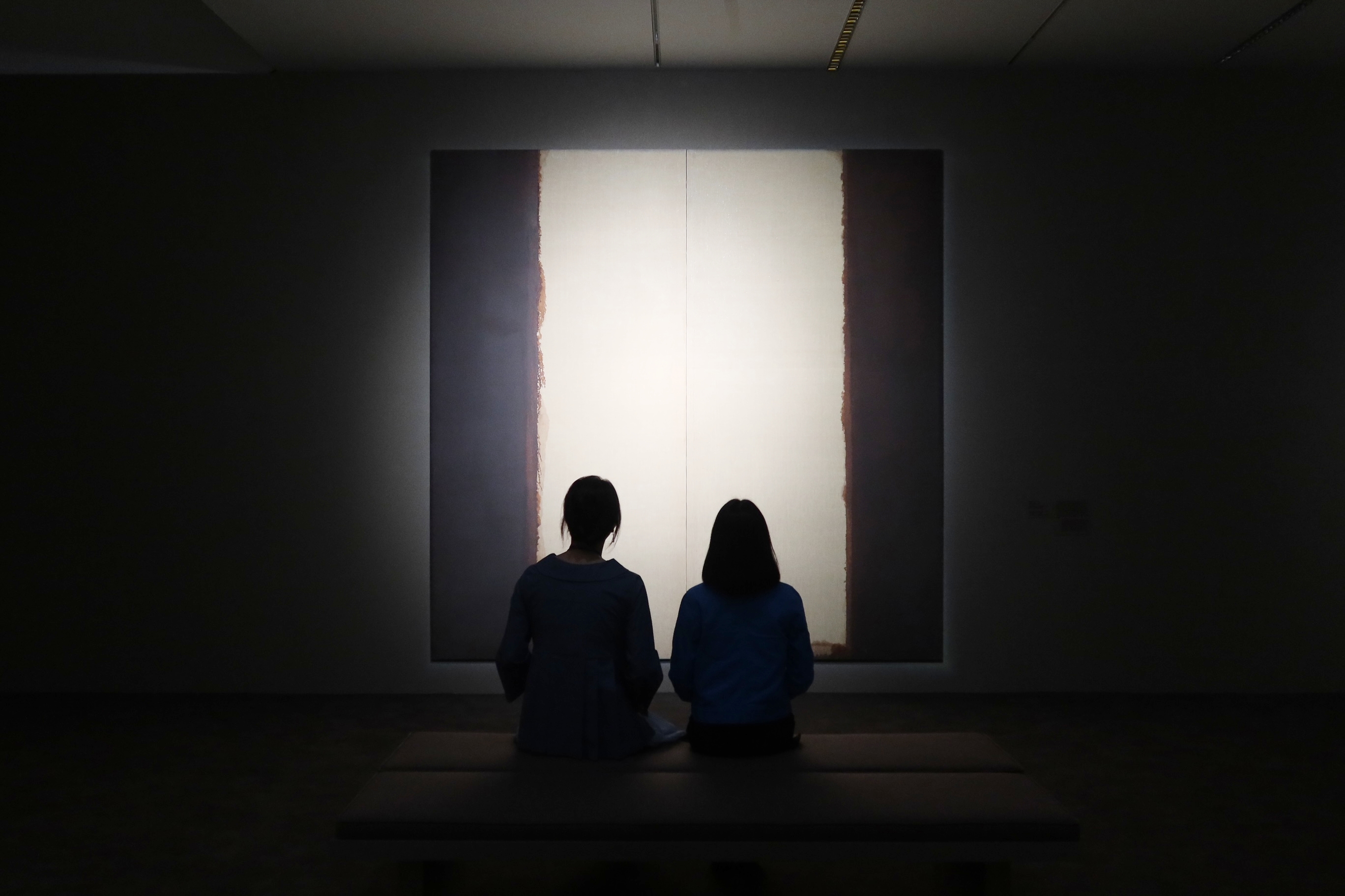 6月25日展览开幕前一日，记者出席国立现代美术馆果川馆常设展《韩国近现代美术 II》的媒体预展，正在欣赏尹亨根的作品《青褐色 86-29》（1986年）。韩宣网记者 Charles Audouin 摄