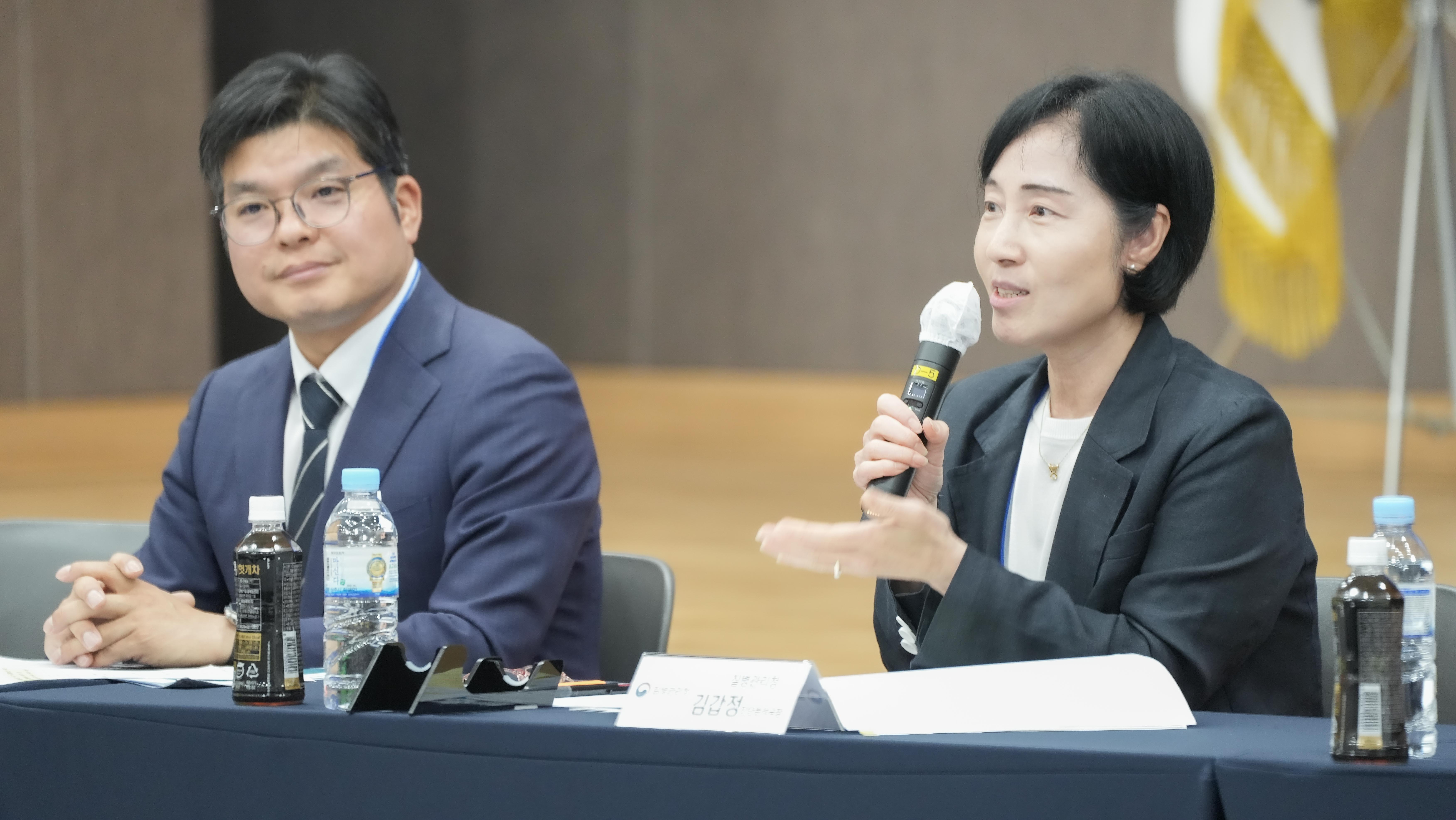 7月1日，疾病管理厅诊断分析局长金甲正在全南和顺GC绿十字和顺工厂举行的记者招待会上，正在回答记者提问。左侧为疾病管理厅高危病原体分析课长郑允锡。图片来源：疾病管理厅.