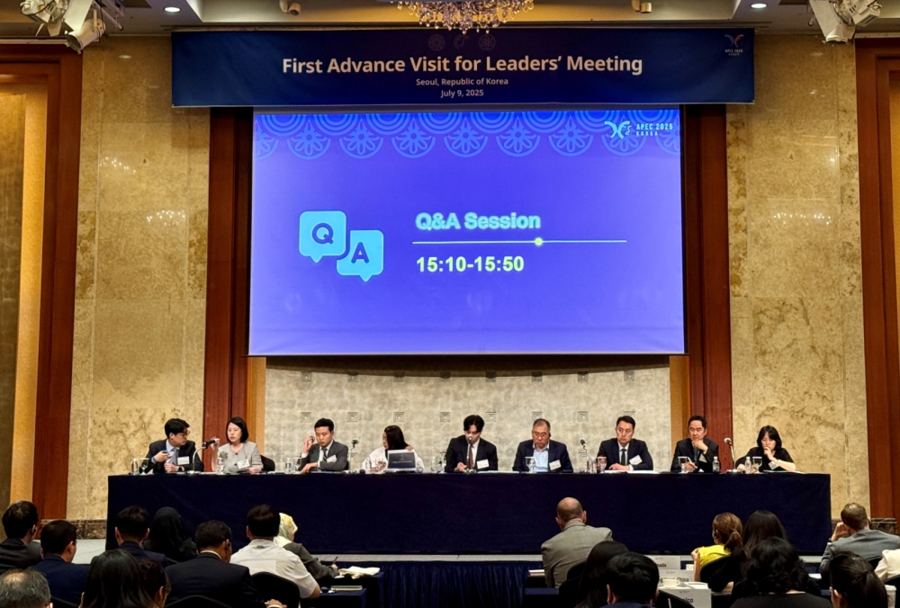 ﻿7月9日，亚太经济合作组织（APEC）峰会说明会在首尔举行，筹备组向各成员国代表介绍会议日程及礼宾安排。图片来源：外交部