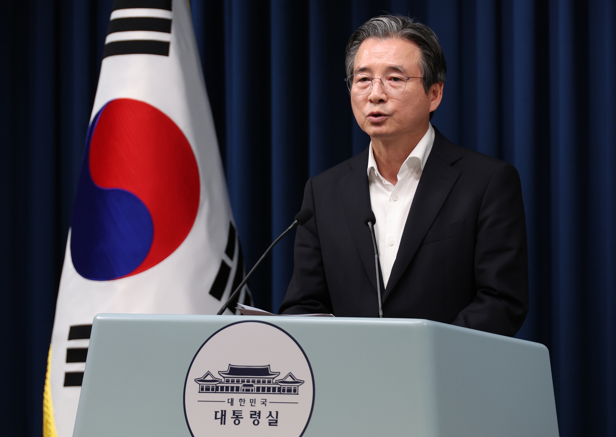 7月10日，韩国总统室政策室长金容范在龙山总统室记者招待会现场，正在举行有关再生能源100%（RE100）产业园区的新闻发布会。图片来源：韩联社