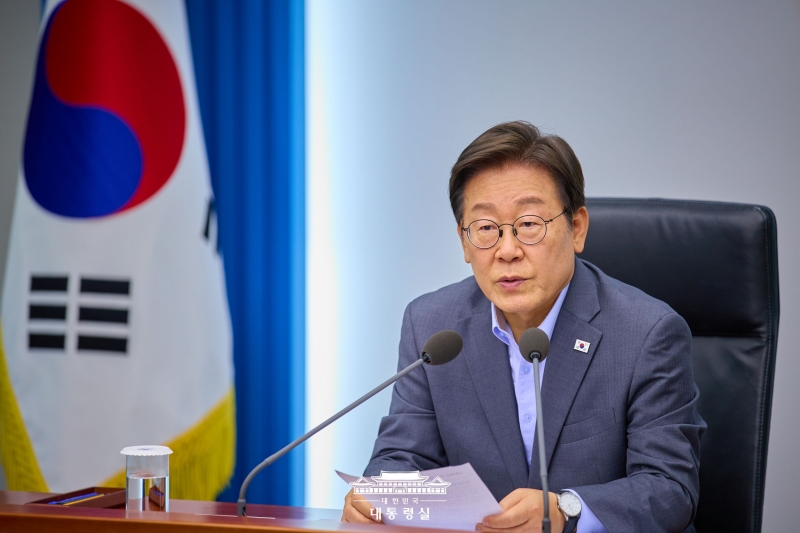 韩国总统李在明将从7月14日起，依次向欧盟、法国、英国和印度派遣总统特使团。图为李在明7月10日在首尔龙山总统室办公楼主持召开第三次首席秘书·助理会议并发表讲话。图片来源：韩国总统室