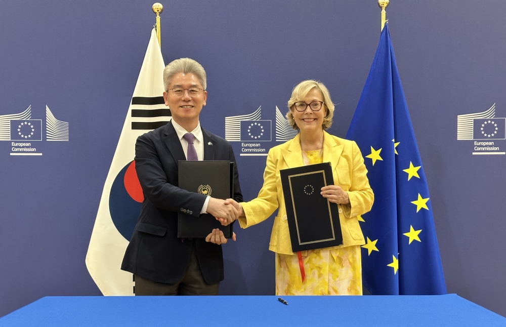 当地时间7月17日，在比利时布鲁塞尔，韩国驻比利时欧盟大使柳正贤（音）与欧盟研究创新总署副署长希涅·拉茨合影留念。图片来源：韩联社