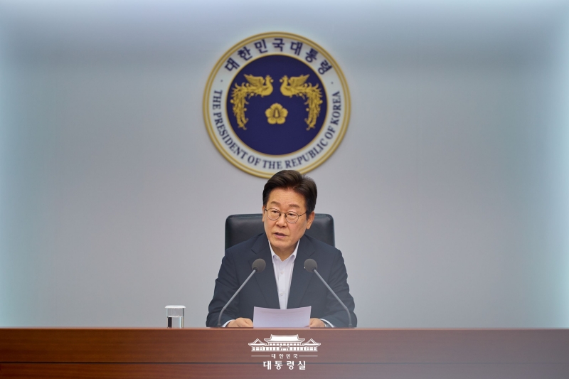 7月22日，韩国总统李在明将向加拿大和马来西亚派遣特使团。图为7月17日，在首尔龙山总统室举行的第四次首席秘书与助理会议上，李在明正在主持会议并发言。图片来源：大韩民国总统室 