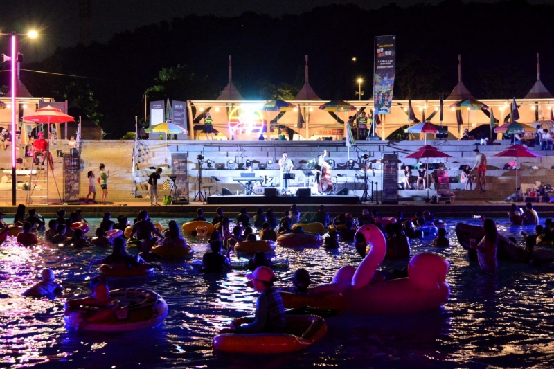 7月26日至8月24日，在首尔汉江一带将举行“汉江夏日庆典”，为酷暑中的人们带去丝丝凉意。图为可以一边嬉水一边欣赏音乐演出的“汉江音乐扑通”活动。图片来源：首尔市