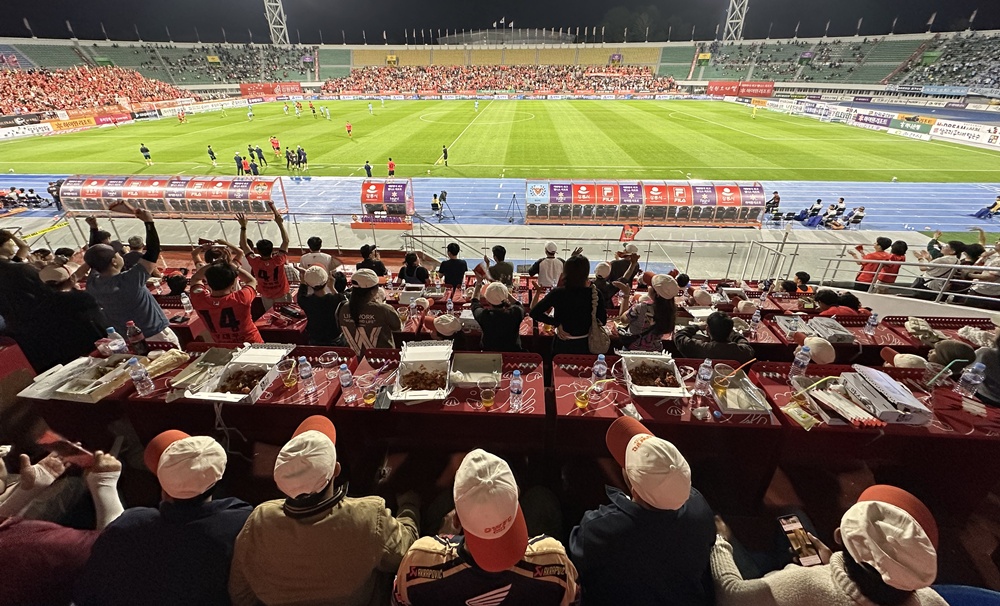 江陵市正在为外国季节工运营多种文化体验项目。图为正在观看江原FC足球比赛的外国季节工。图片来源：江陵市