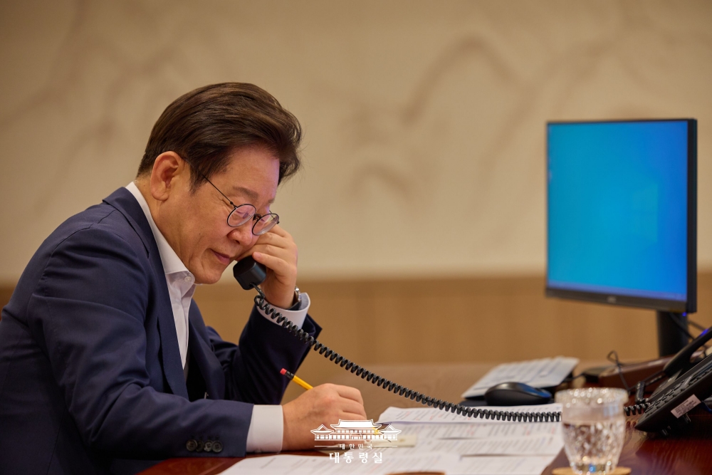 图为7月23日，在首尔龙山总统室，韩国总统李在明正在同哈萨克斯坦总统卡西姆若马尔特·克梅列维奇·托卡耶夫通电话。图片来源：大韩民国总统室