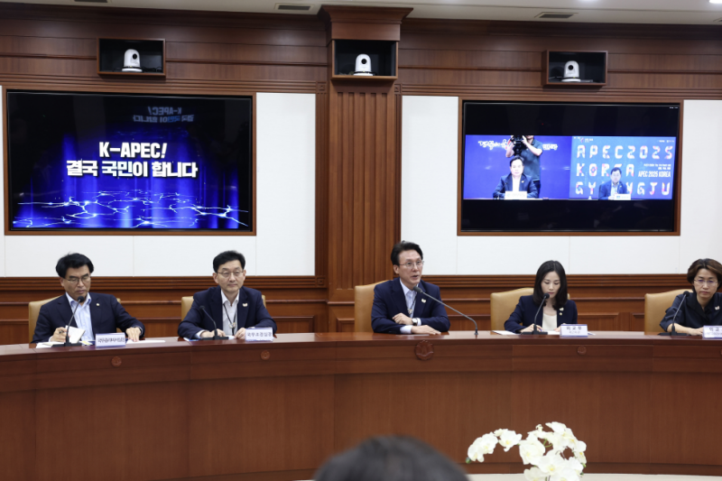 7月23日，在首尔政府大楼，韩国国务总理金民锡（中）主持召开了亚太经合组织（APEC）峰会综合检查会议。图片来源：国务调整室