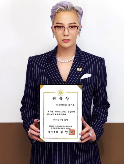 7月23日，G-DRAGON通过本人社交平台上传了手持2025亚太经合组织（APEC）领导人非正式会议宣传大使委任状的照片，并发文表示荣幸。图片来源：G-DRAGON Instagram 