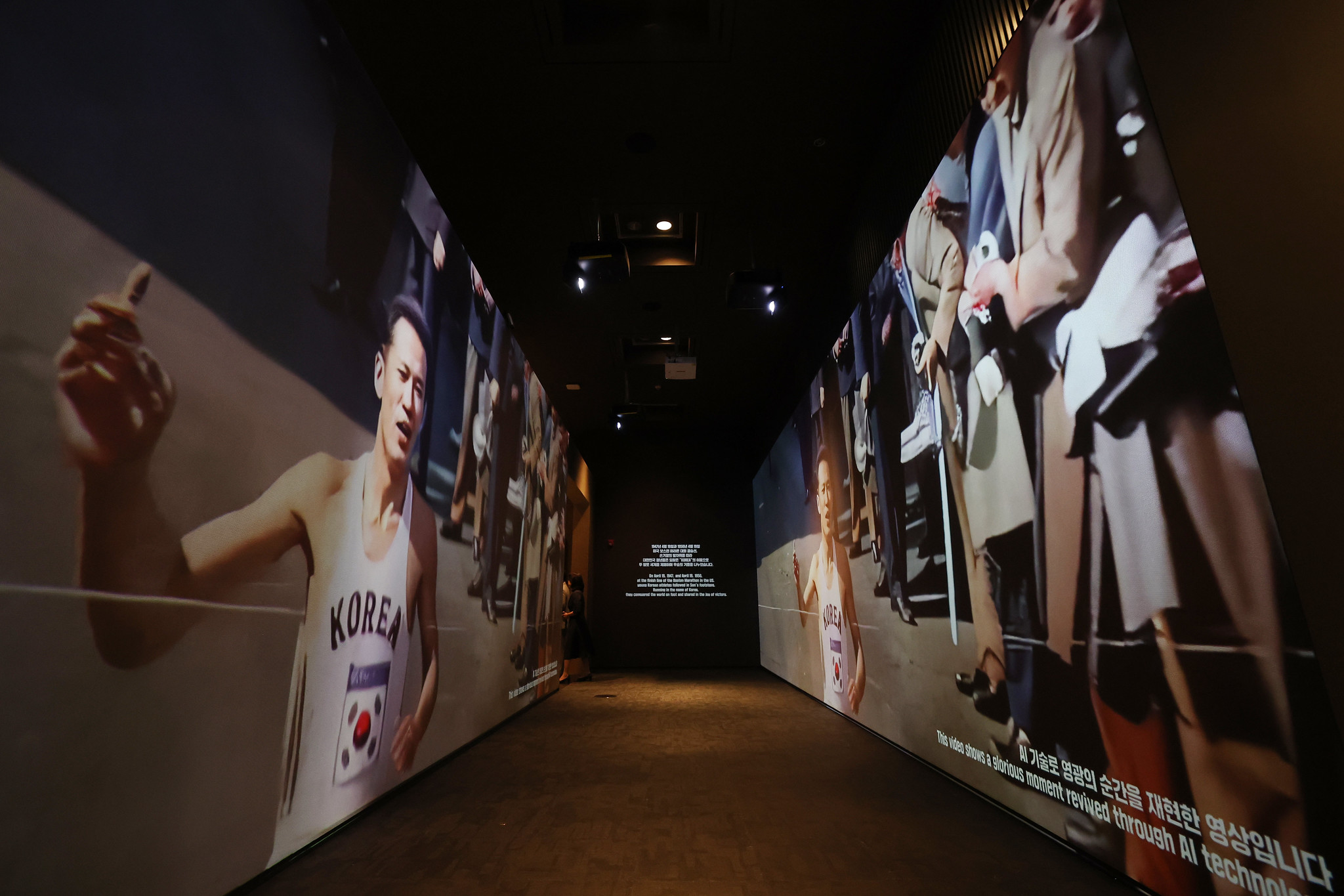 7月25日，韩国国立中央博物馆为纪念光复80周年举行的纪念展《双脚称霸世界》正式揭幕。该展览介绍了1936年在柏林奥运会上，获得冠军的韩国马拉松冠军孙基祯的故事。图为国立中央博物馆常设展馆的捐赠一馆入口，通过人工智能（AI）技术再现的孙基祯视频。韩宣网记者李廷佑 摄
