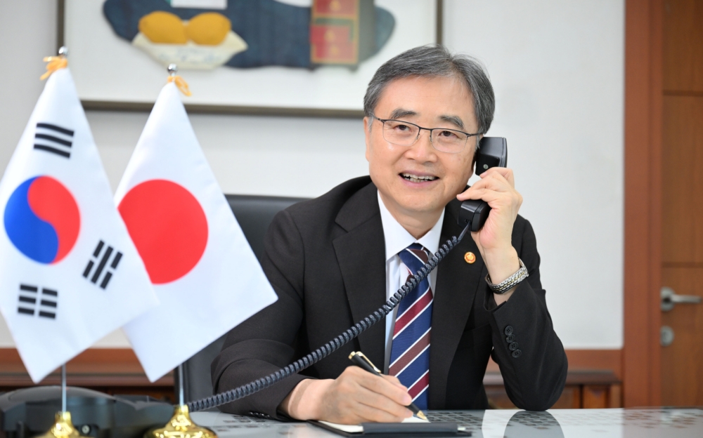 ﻿7月24日，在首尔外交部大楼，韩国外交部长官赵显与日本外务大臣岩屋毅通电话。图片来源：外交部