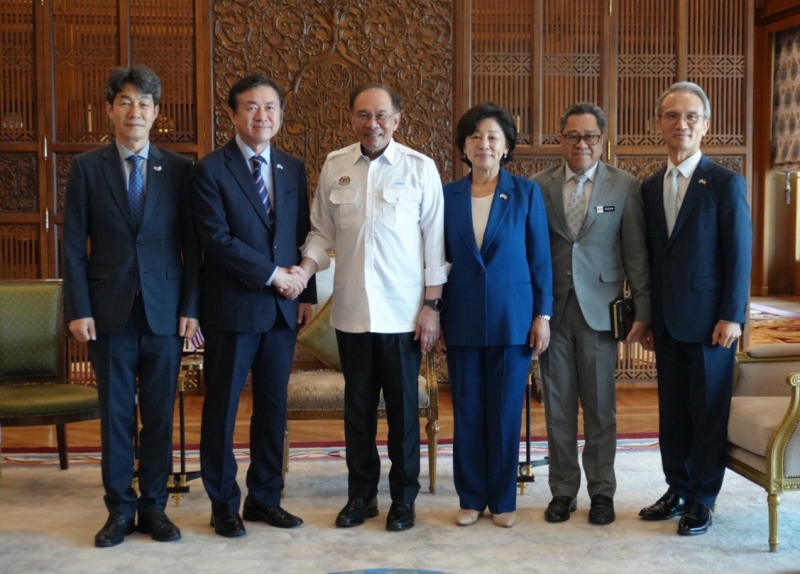 由韩国前海洋水产部长官金荣春（左二）担任团长的韩国总统特使团于7月23日至24日访问马来西亚吉隆坡，并拜会马来西亚总理安瓦尔·易卜拉欣（左三），双方握手致意。图片来源：外交部