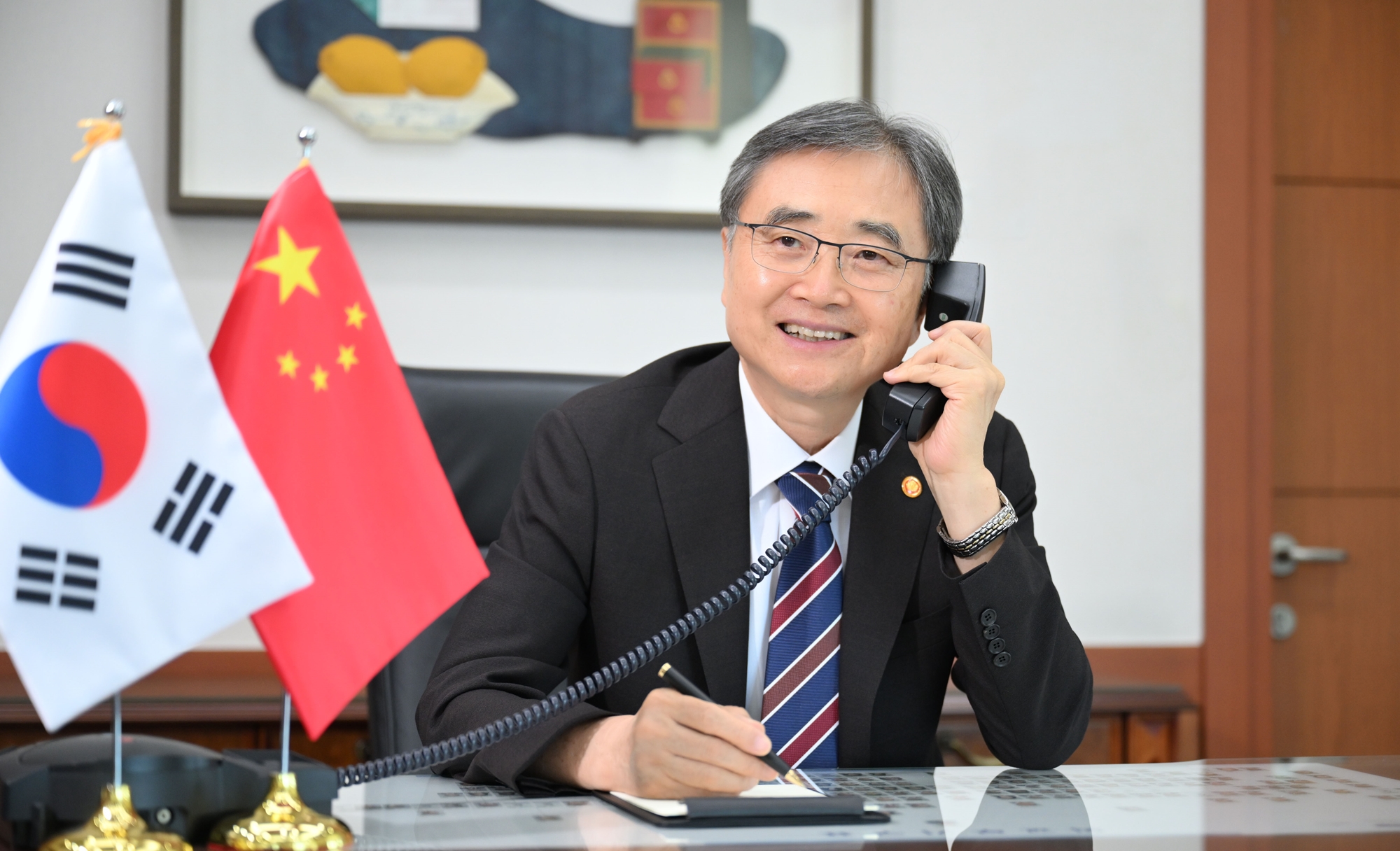 7月28日，韩国外交部长官赵显与中共中央政治局委员兼外交部部长王毅通电话。图片来源：外交部