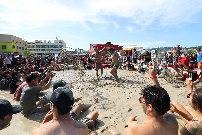 在保宁泥浆节的核心区域——大型泥浆区，参与者们正展开一场欢乐对决。韩宣网记者李廷佑 摄