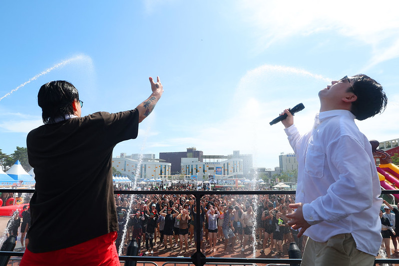 在泥浆区设有常设舞台，每天多次上演结合水炮、泥浆和EDM的“泥浆万象”。韩宣网记者李廷佑 摄