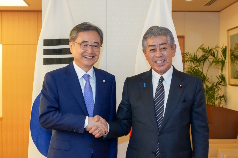 7月29日，在日本东京，韩国外交部长官赵显（左）与日本外务大臣岩屋毅举行会晤。图片来源：外交部