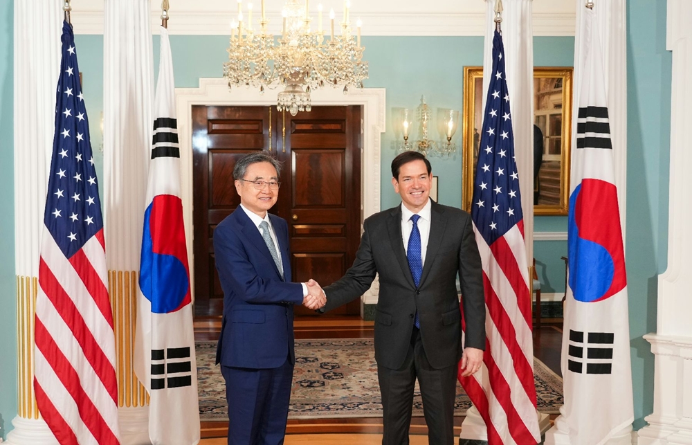 当地时间7月31日，在美国华盛顿国务院办公楼，韩国外交部长官赵显（左）同美国国务卿马尔科·鲁比奥握手合影留念。图片来源：外交部